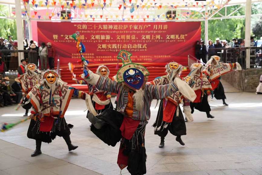 “黨的二十大精神進(jìn)拉薩千家萬(wàn)戶”月月講暨“深化移風(fēng)易俗共建文明拉薩”文明實(shí)踐行動(dòng)啟動(dòng)儀式在龍王潭公園下沉廣場(chǎng)舉行