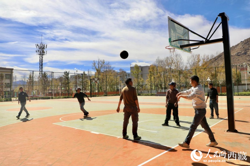 圖為周邊居民在公園內(nèi)打球。人民網(wǎng)記者 次仁羅布攝