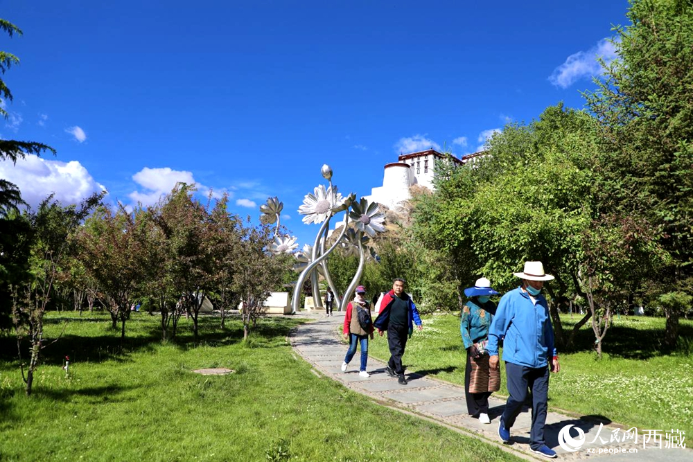 市民在公園內(nèi)散步。