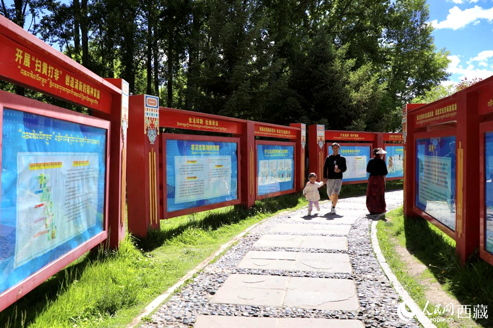 公園內(nèi)的法治宣傳長(zhǎng)廊。