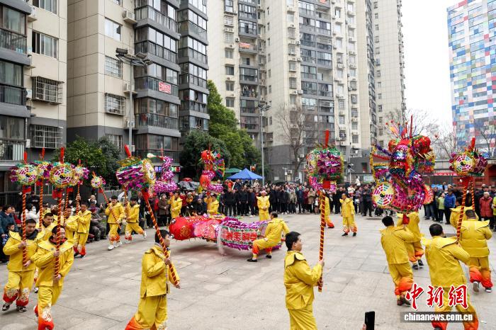 湖北武漢：千年高龍進社區(qū)昂首起舞迎祥瑞