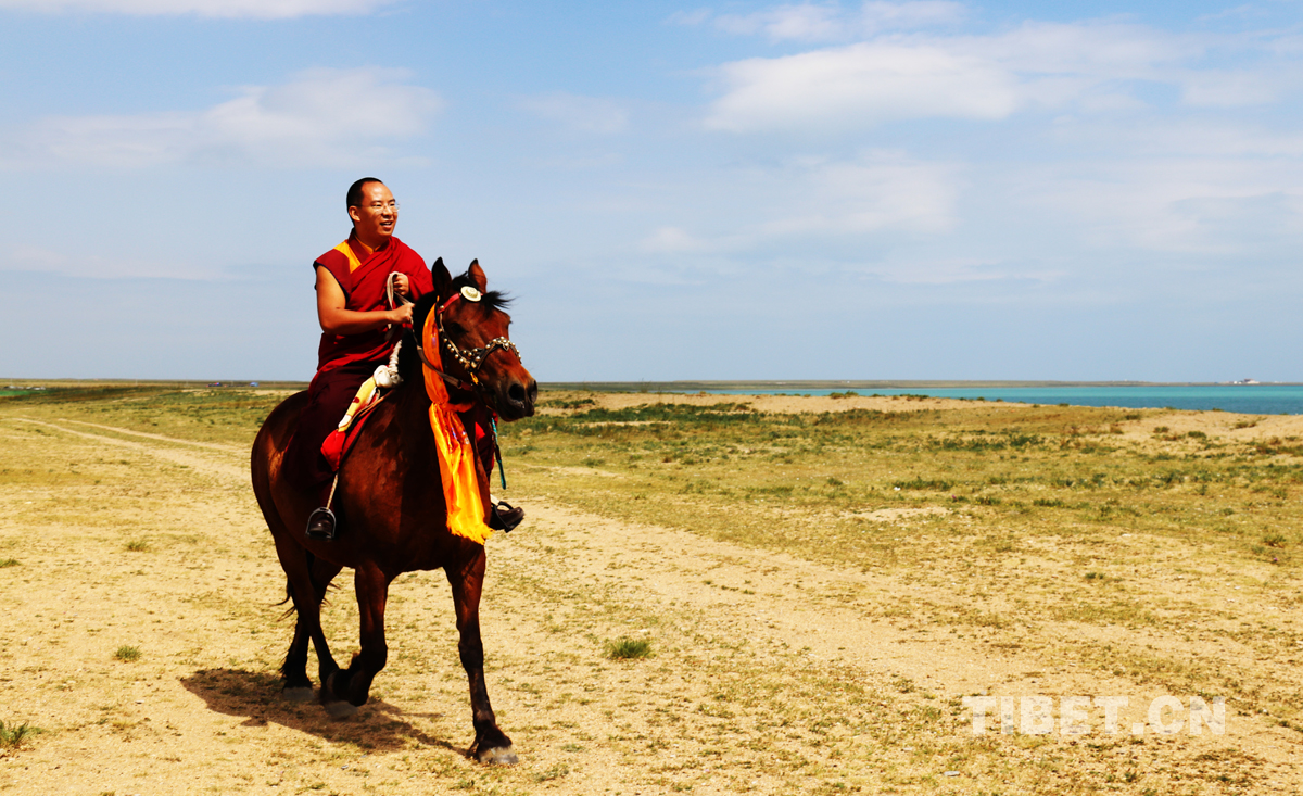 班禪大師在青海湖邊策馬馳騁2。攝影： 噶哇扎西.jpg