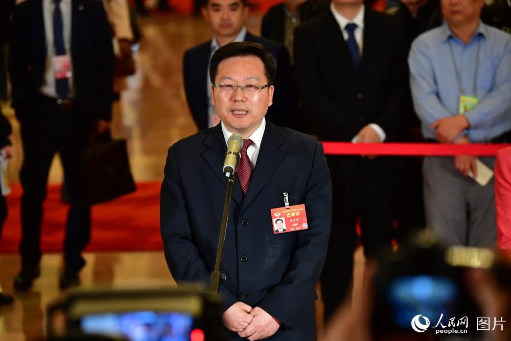 全國政協(xié)委員、中國聯(lián)通研究院院長張云勇接受記者采訪。