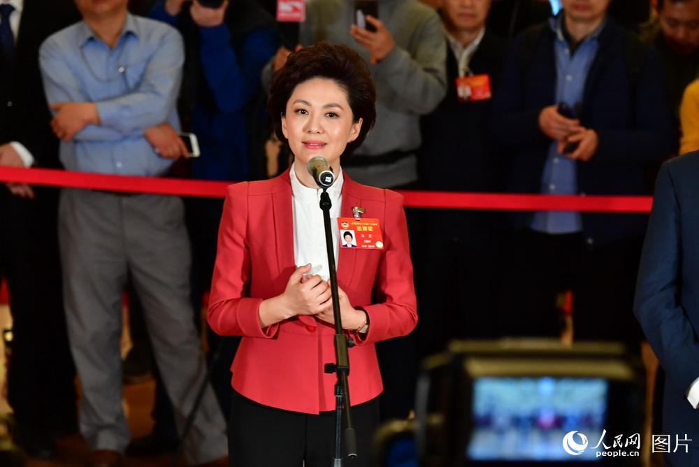 全國政協(xié)委員、中央廣播電視總臺央視新聞主播海霞接受記者采訪。