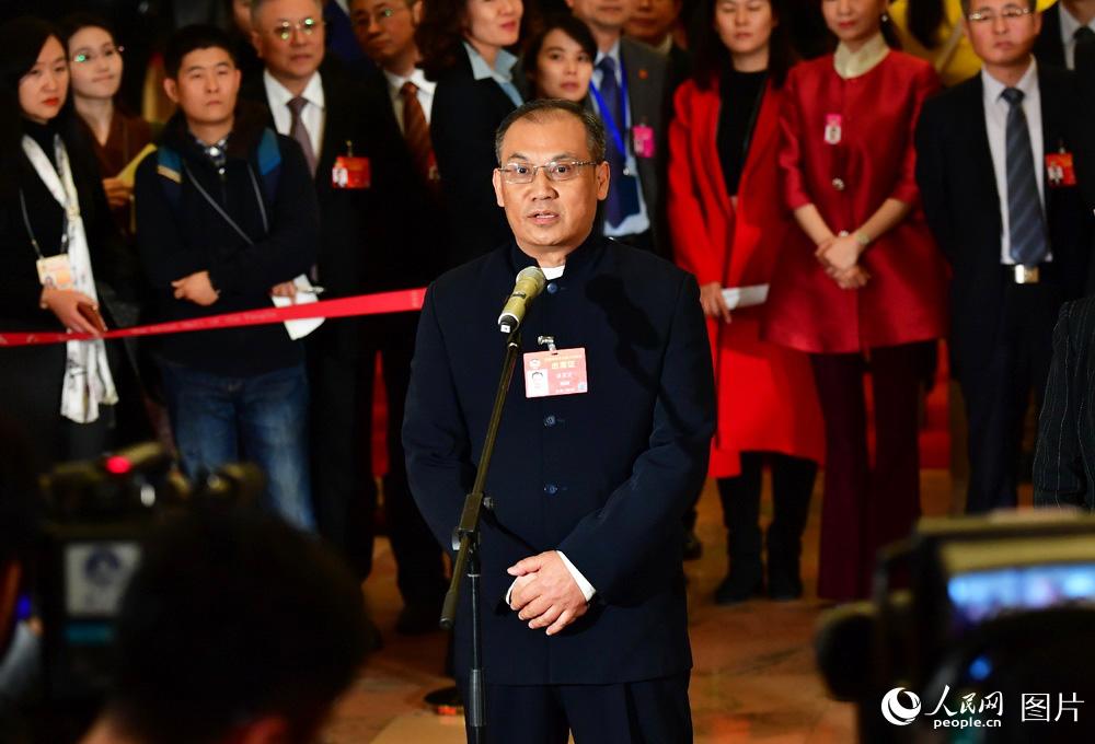 全國政協(xié)委員、湖南省生態(tài)環(huán)境廳副廳長潘碧靈接受記者采訪。