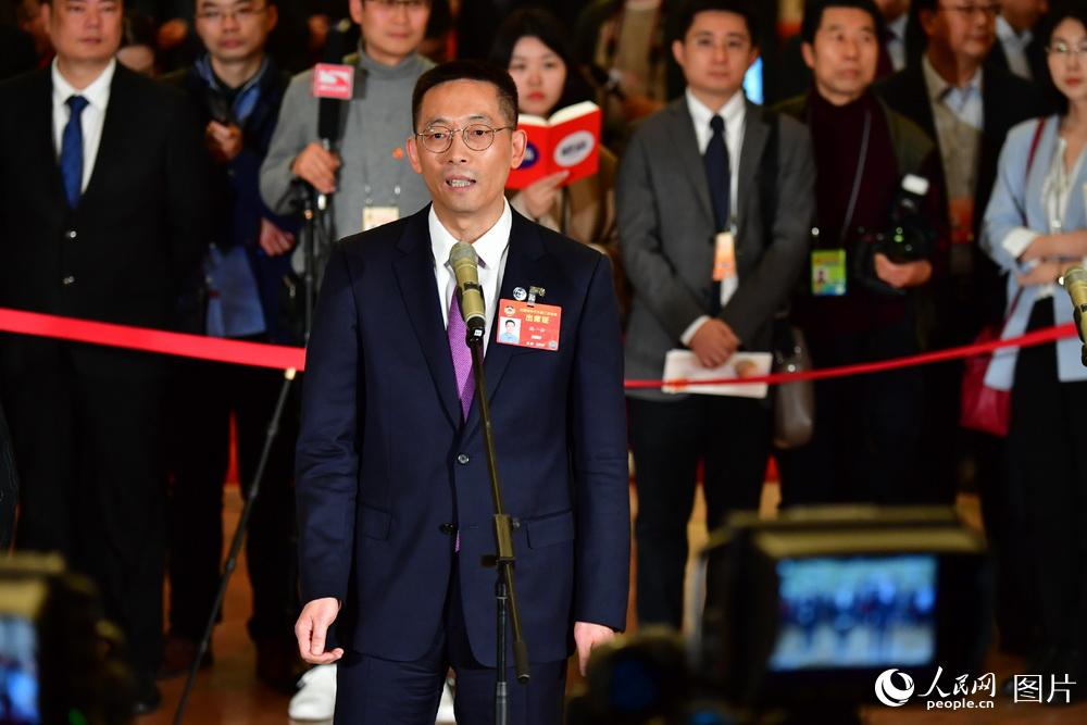 全國政協(xié)委員、西湖大學(xué)校長施一公接受記者采訪。