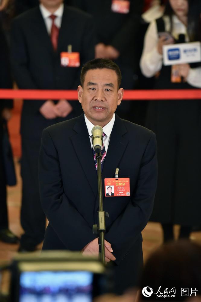 全國人大代表、河南遠(yuǎn)東生物工程公司技術(shù)部部長黨永富回答記者提問。