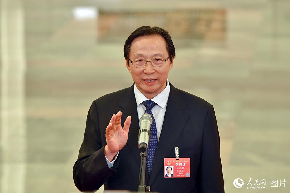 農業(yè)農村部部長韓長賦回答記者提問。