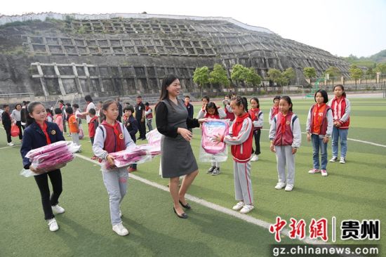 修文縣組織搬遷戶子女開展戶外拓展活動(dòng)，捐贈(zèng)愛心物資。