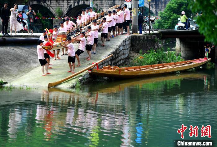 僑鄉(xiāng)福州長(zhǎng)樂：新龍舟下水迎端午