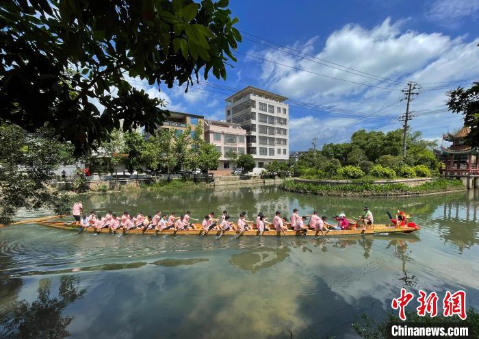 圖為5月29日，長(zhǎng)樂江田鎮(zhèn)新龍舟入水后在水中劃行?！埍?攝