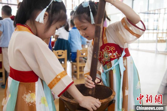 圖為小朋友們參加“將樂擂茶”制作。　董觀生 攝