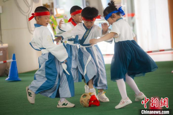 圖為小朋友們開展蹴鞠比賽?！《^生 攝