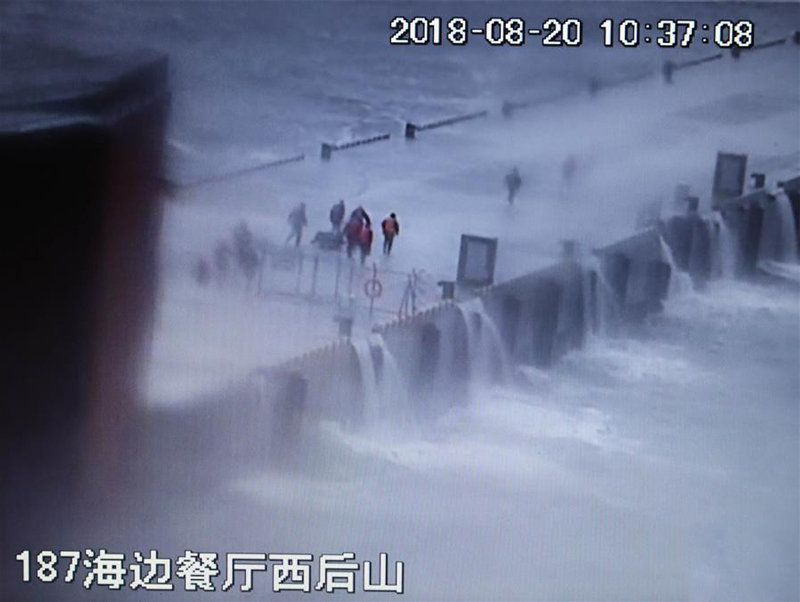 這是翻拍的2018年8月20日現(xiàn)場(chǎng)監(jiān)控錄像。錄像記錄了黃群、宋月才、姜開斌等同志搶救國(guó)家某重點(diǎn)試驗(yàn)平臺(tái)的場(chǎng)景。