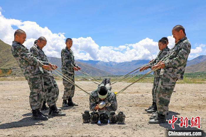 圖為荊棘排雷訓(xùn)練。　王志偉 攝