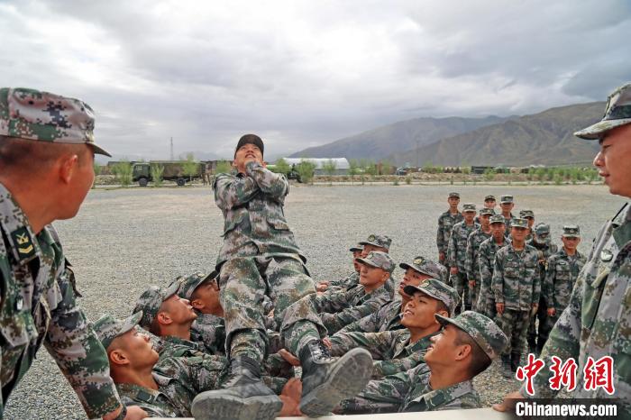 信任背摔?！《魏晡?攝