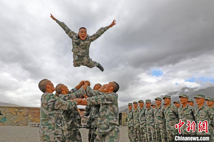 新兵進(jìn)行“空中燕子飛”?！⊥貔i程 攝