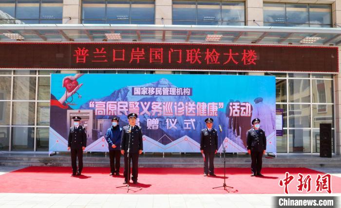 圖為捐贈(zèng)儀式現(xiàn)場(chǎng)。　格熱 攝