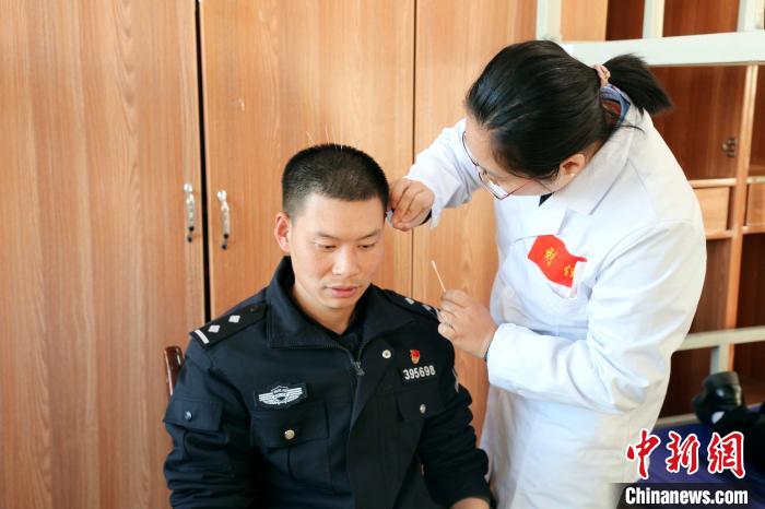 圖為專(zhuān)家現(xiàn)場(chǎng)問(wèn)診?！「駸?攝