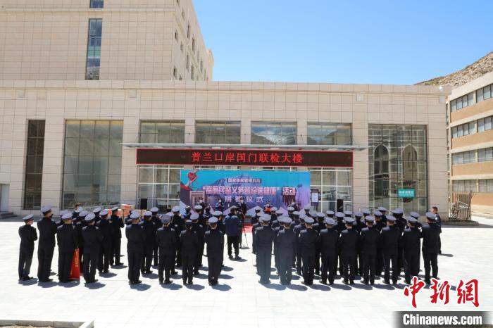 圖為捐贈(zèng)儀式現(xiàn)場(chǎng)?！「駸?攝