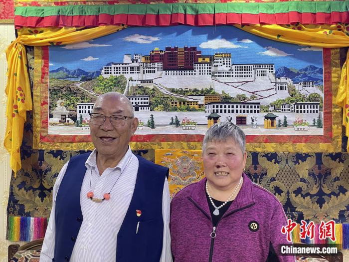 甲央曲培和杜應芳在家中。彭寧鈴 攝