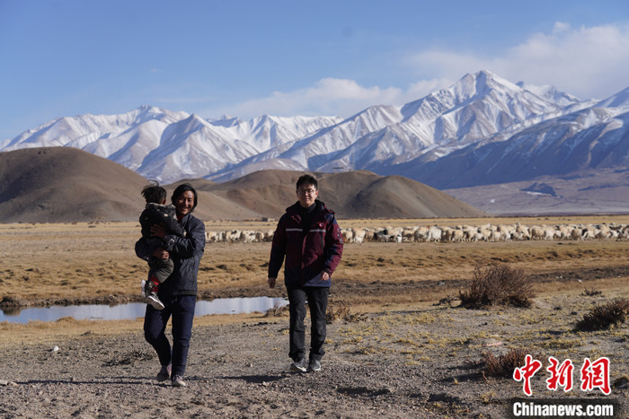 資料圖為4月29日，王克明在西藏自治區(qū)阿里地區(qū)噶爾縣義診。 <a target='_blank' ><p  align=
