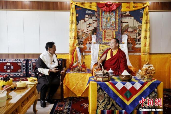 7月24日，班禪在甘南尕秀村牧民家中考察調(diào)研