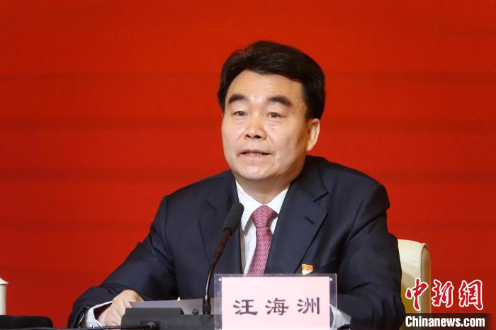 汪海洲在發(fā)布會(huì)上介紹西藏自治區(qū)黨史學(xué)習(xí)教育開(kāi)展情況?！∪轿木?攝