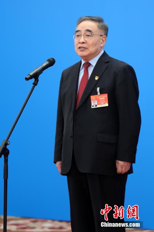 3月8日，第十三屆全國人民代表大會第四次會議舉行第二場“代表通道”采訪活動。圖為全國人大代表張伯禮通過網(wǎng)絡(luò)視頻方式接受采訪。 <a target='_blank' ><p  align=