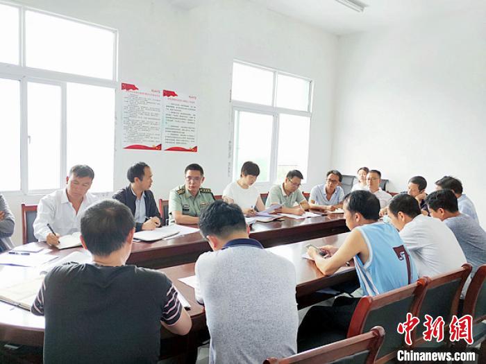 徐欣在屯上村召開座談會(huì)，與鄉(xiāng)政府領(lǐng)導(dǎo)和村支兩委共商 (資料圖) 鐘欣 攝