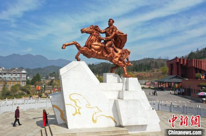 賀龍元帥故鄉(xiāng)桑植縣已成為張家界西線旅游的重要組成部分?！钊A峰 攝