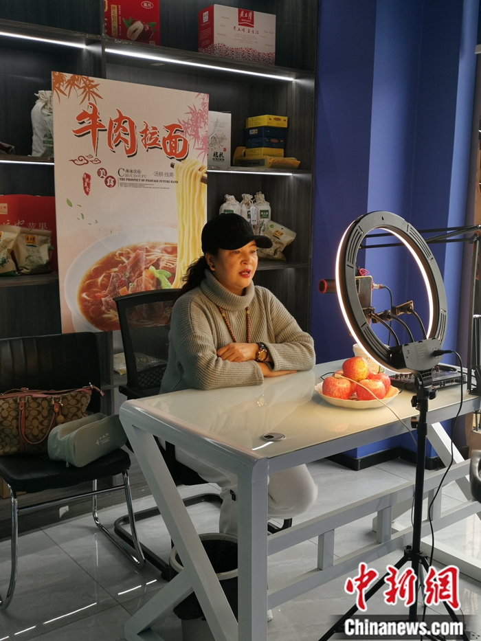 一位主播正在為延安地方特產(chǎn)直播帶貨。<a target='_blank'  ><p  align=