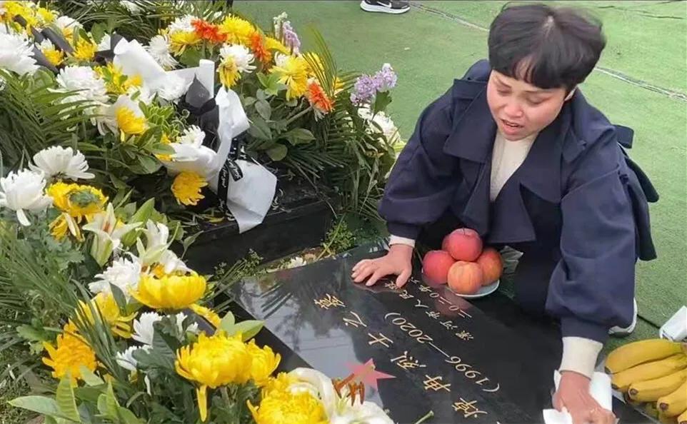 悼念戍邊烈士王焯冉：全國各地近五萬人自發(fā)獻花祭英烈，奶奶仍在等孫子回家