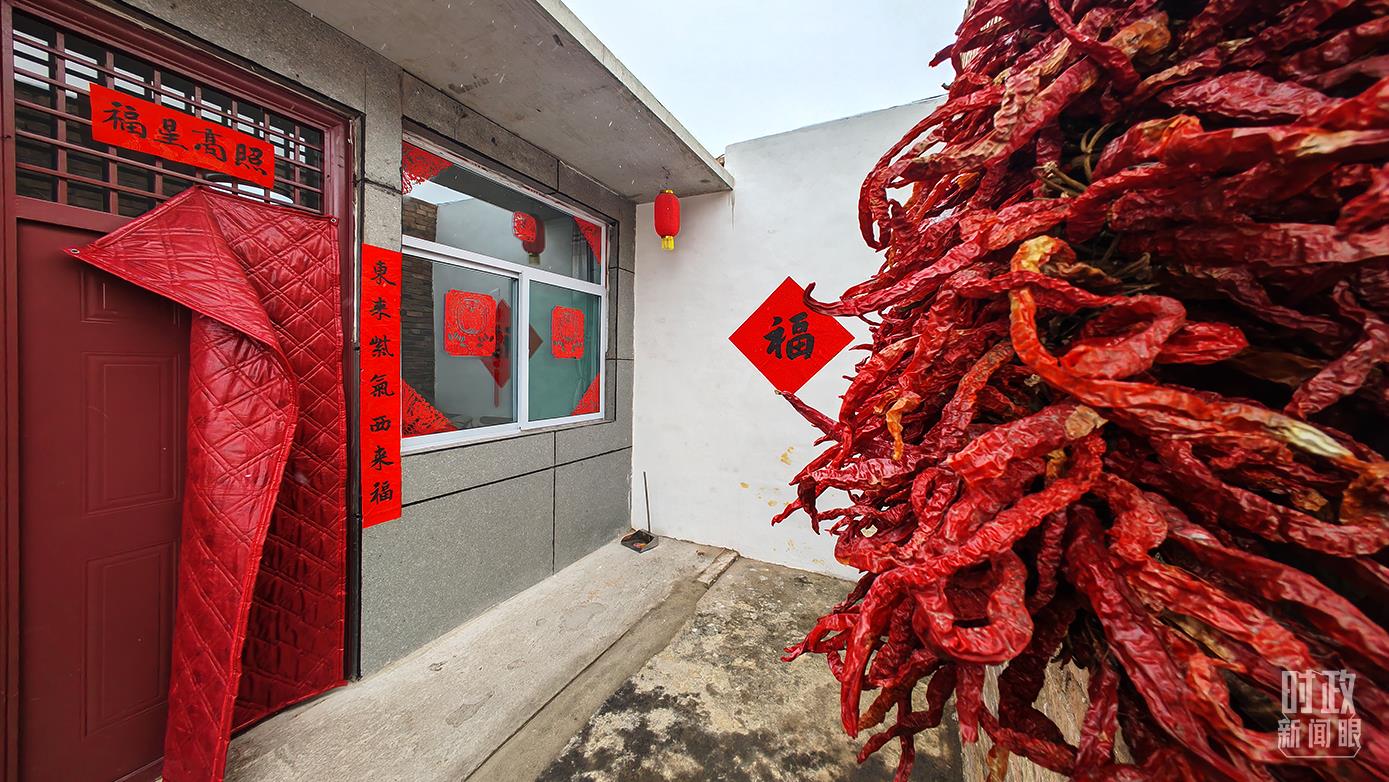 2021年10月，山西霍州馮南垣村遭遇強降雨，不少房屋倒塌。當?shù)卣蜕鐣α繋椭転木用裰亟ㄑb配式住房。（總臺央視記者彭漢明拍攝）