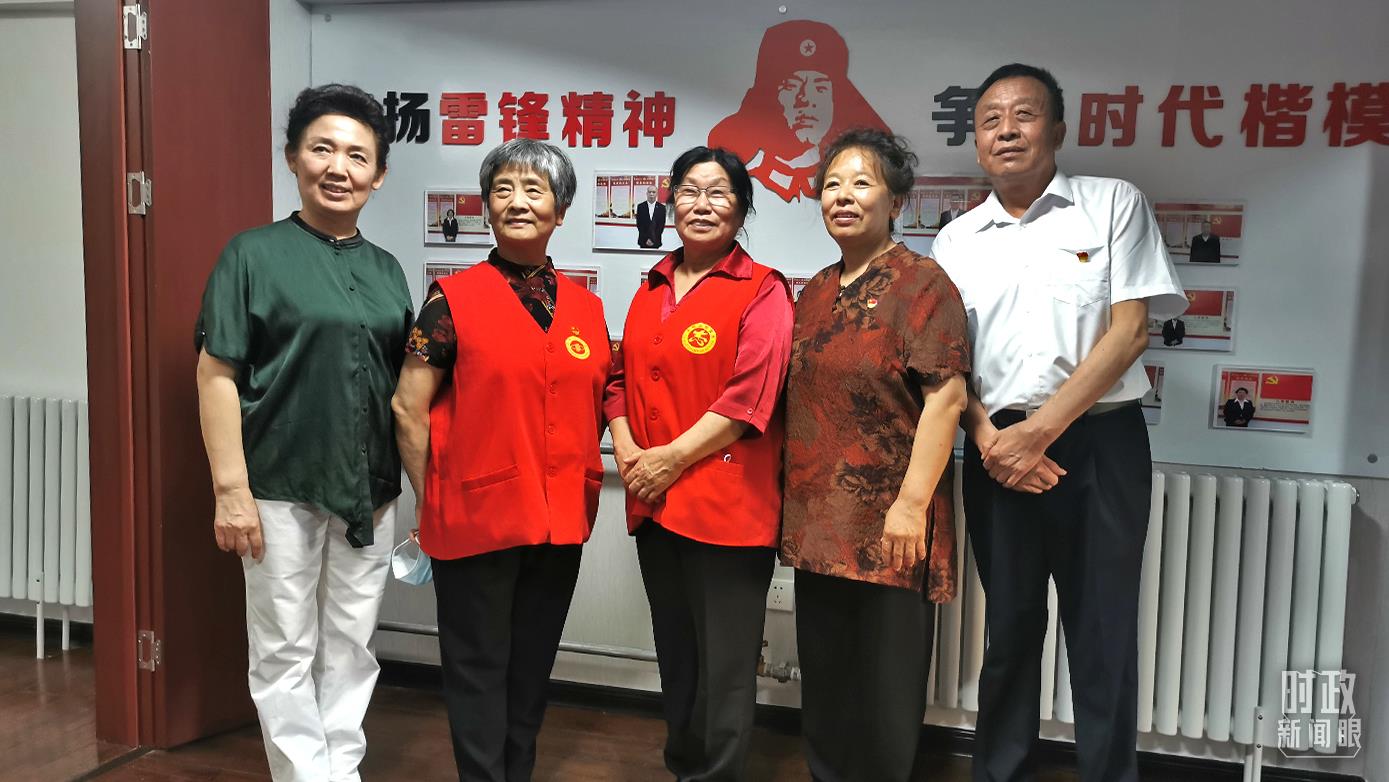 2021年8月，習近平到承德濱河社區(qū)居家養(yǎng)老服務中心調(diào)研。這是服務中心的志愿者代表。（總臺央視記者覃思拍攝）