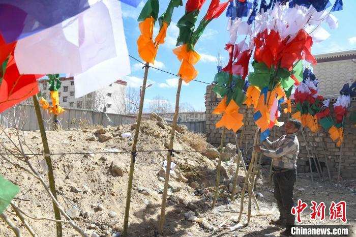 圖為拉薩街頭出售的五彩經(jīng)幡?！∝暩聛硭?攝