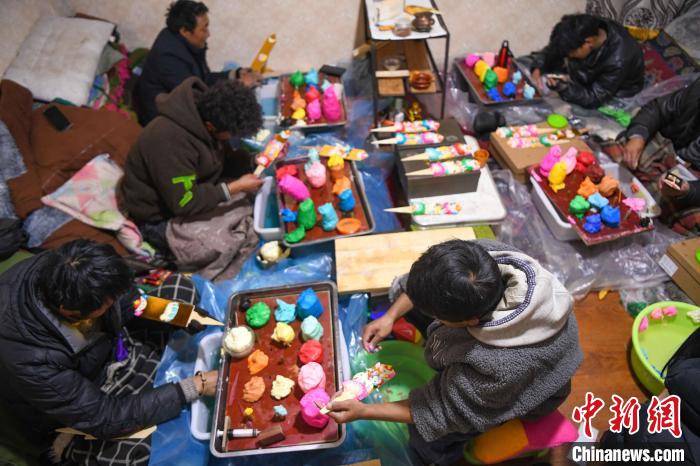 圖為拉薩手藝人制作年貨酥油花?！∝暩聛硭?攝