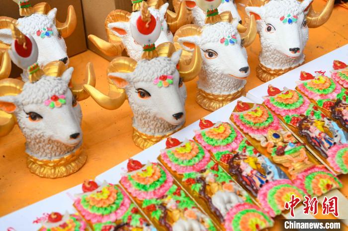 圖為拉薩市場上待售的吉祥羊頭?！∝暩聛硭?攝