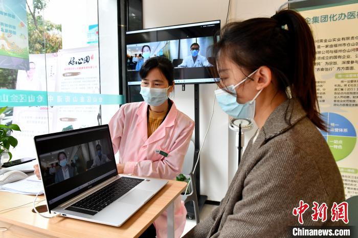 圖為社區(qū)居民遠(yuǎn)程問(wèn)診?！蚊?攝