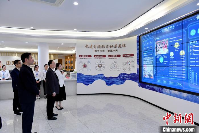 圖為與會(huì)來(lái)賓參觀福州中天社區(qū)?！蚊?攝