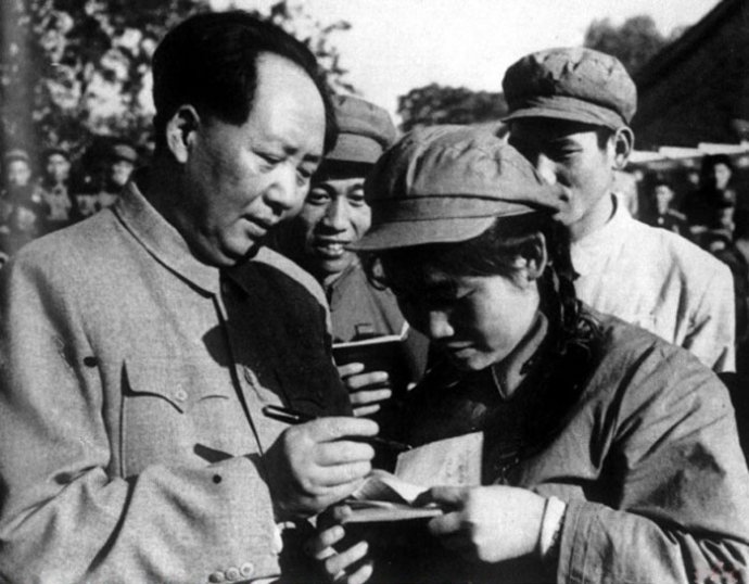 1952年，毛澤東為志愿軍歸國代表團文藝戰(zhàn)士代表謝秀民簽名留念。