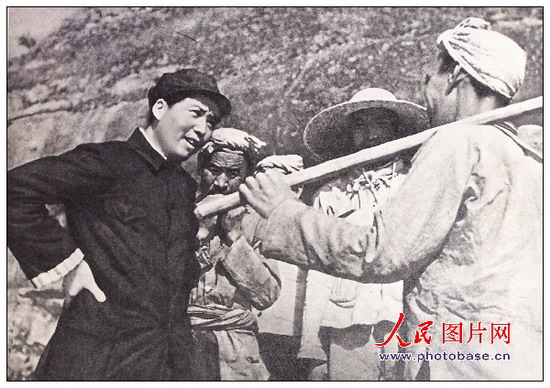 1939年，毛澤東同志在延安和楊家?guī)X農(nóng)民親切談話。