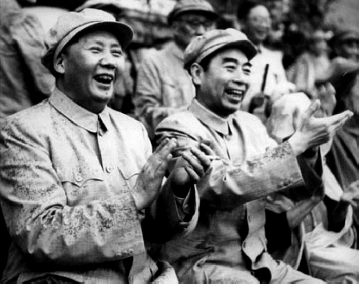 1952年，毛主席在北京與周總理冒雨觀看解放軍體育比賽。