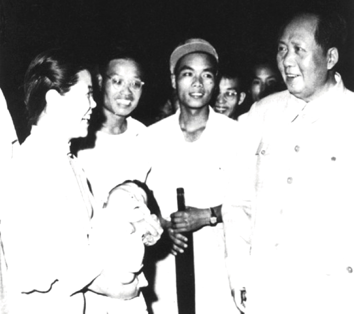 1957年，毛主席在湖北武漢長(zhǎng)江大橋上與群眾交談。