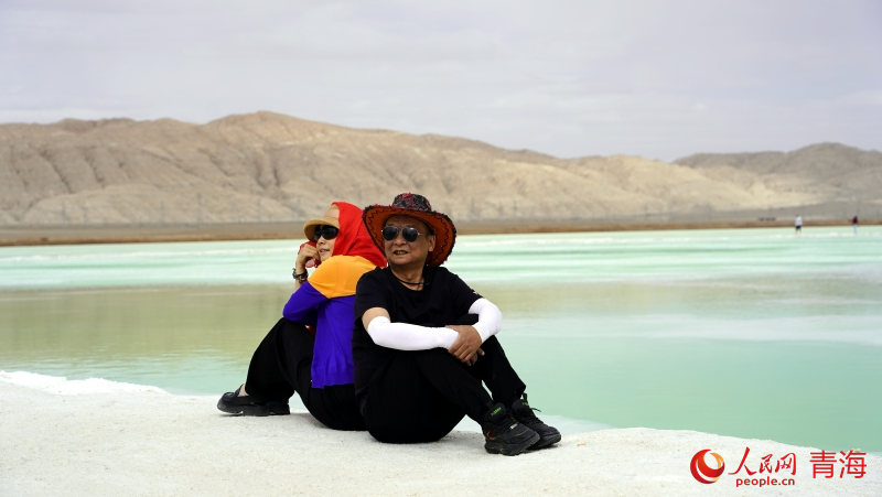 游客拍照“打卡”。人民網(wǎng) 況玉攝