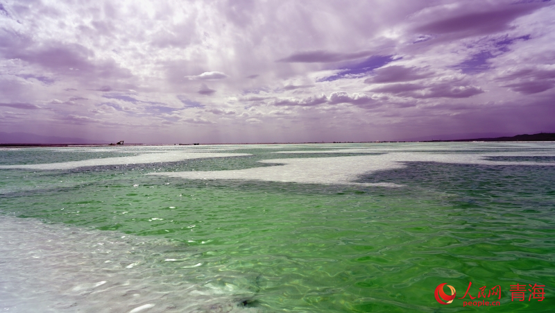 陽光映照下的翡翠湖。人民網(wǎng) 況玉攝