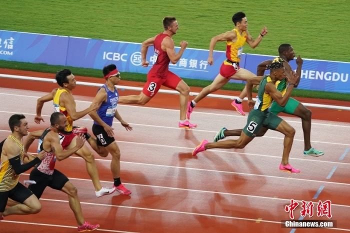 8月2日，第31屆世界大學(xué)生夏季運(yùn)動(dòng)會(huì)男子100米決賽在四川成都舉行，牙買加選手GOLDSON Kadrian dwayne(右一)以10秒04奪得男子百米冠軍。<a target='_blank' href='/'><p  align=