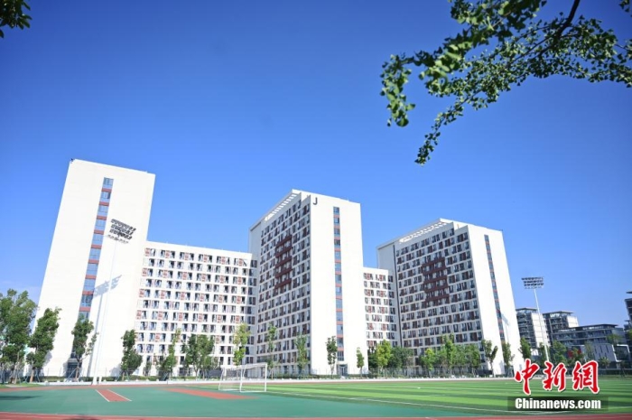 大運(yùn)村代表團(tuán)公寓外景。安源 攝