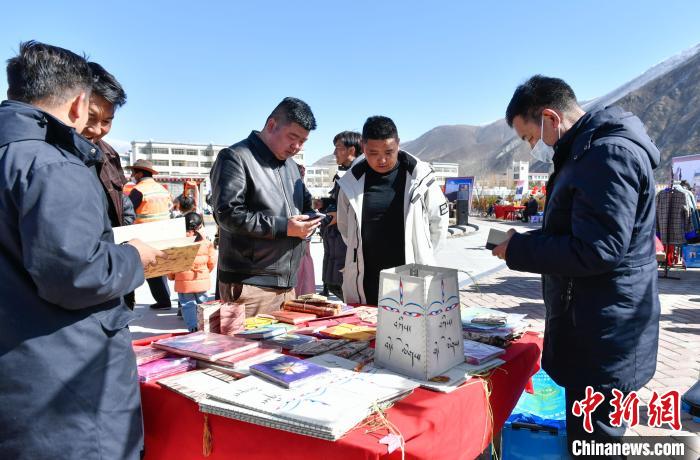 圖為展銷會(huì)現(xiàn)場(chǎng)。　貢嘎來松 攝