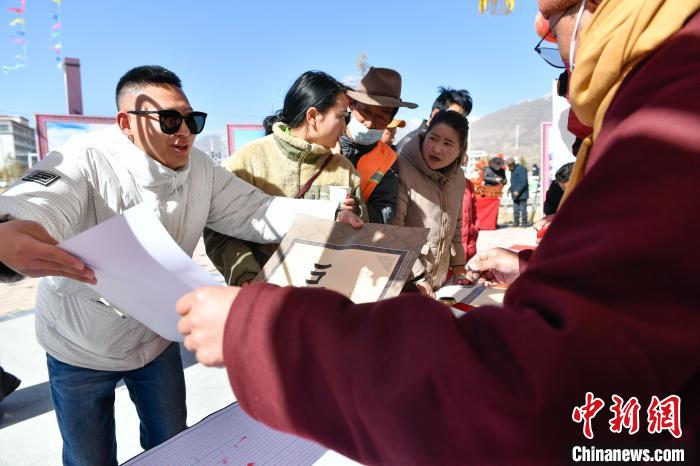 圖為展銷會(huì)現(xiàn)場(chǎng)。　貢嘎來松 攝